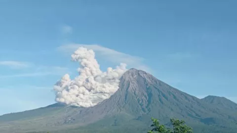 Jelang Lebaran, Gunung Semeru Luncurkan Awan Panas - GenPI.co JATIM