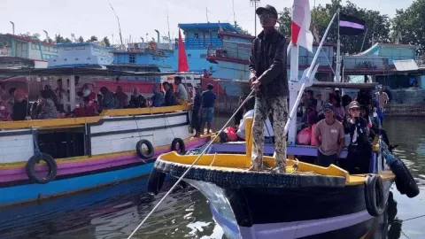 Warga Giliketapang Naik Perahu ke Probolinggo Beli Baju Lebaran - GenPI.co JATIM