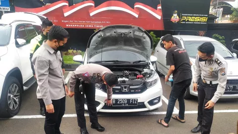 Viral Mobil Pakai Sirine dan Strobo di Kota Malang Bikin Dongkol - GenPI.co JATIM