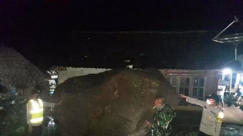 Hujan Deras, Bongkahan Batu Besar Menimpa Rumah Warga Situbondo - GenPI.co JATIM