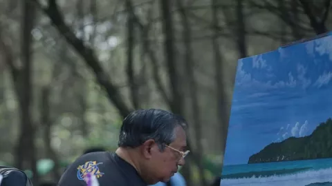 Pulang Pacitan, SBY dan Masyarakat Melukis di Pantai Pancer Dorr - GenPI.co JATIM