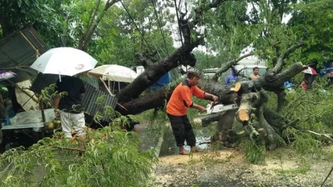 Cuaca Ekstrem Terjang Pamekasan, 6 Bangunan Dilaporkan Rusak - GenPI.co JATIM