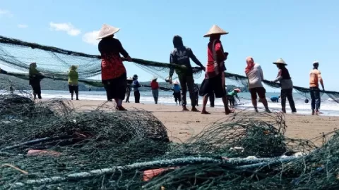 Nelayan Pantai Sine Tulungagung Curhat, Ingin Punya SPBN - GenPI.co JATIM