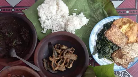 Kuliner Legenda di Madiun, Nasi Buntel Daun Jati, Sedap Rasanya - GenPI.co JATIM