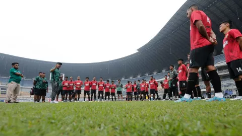 Pelatih Persebaya Tak Sabar Hadapi Skuad Mewah Persib Bandung - GenPI.co JATIM