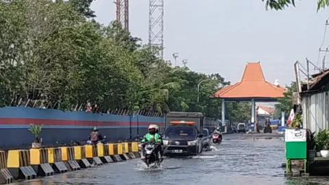 BMKG Tanjung Perak Beri Peringatan Banjir Rob, Warga Waspada - GenPI.co JATIM