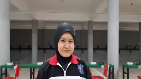 Bidadari Cantik Surabaya, Atlet Menembak Punya Senyum Manis - GenPI.co JATIM