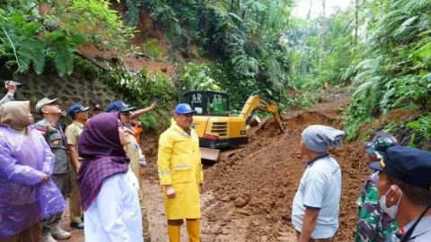 Hujan Deras, Kawasan Ijen Tertutup Longsor, Target Selesai 3 Hari - GenPI.co JATIM