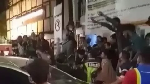 Viral Pria Dihajar Massa di GWalk Surabaya, Begini Kejadiannya - GenPI.co JATIM