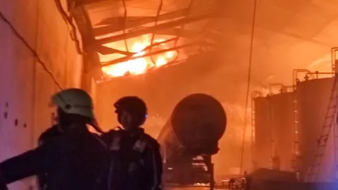 Pabrik Cat di Sidoarjo Terbakar, Terdengar Suara Ledakan - GenPI.co JATIM