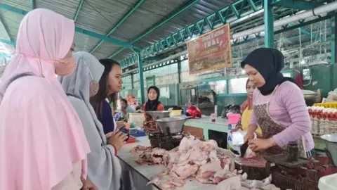 Sebagian Warga Situbondo Pilih Konsumsi Ayam, Khawatir Wabah PMK - GenPI.co JATIM