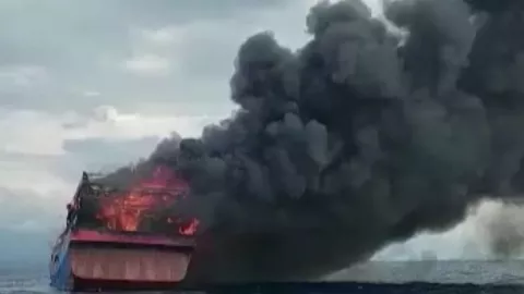 KM Lautan Papua Indah Terbakar di Perairan Probolinggo, Ya Ampun! - GenPI.co JATIM
