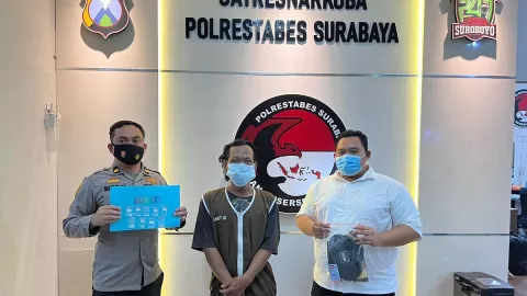 Pria di Surabaya ini Tak Berkutik, Kamar Indekos Digerebek Polisi - GenPI.co JATIM