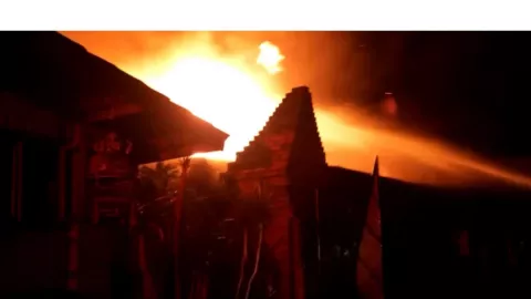 Gudang Rongsokan di Surabaya Terbakar, Terdengar Suara Ledakan - GenPI.co JATIM