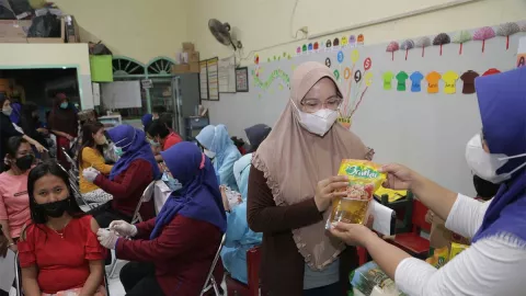 Ikut Vaksin, Warga Tanah Kali Kedinding Surabaya Dapat Minyak - GenPI.co JATIM