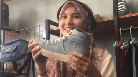 Upject, Produk Lokal Sepatu Mojokerto Berbahan Denim - GenPI.co JATIM