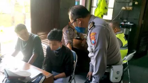 Polisi Berhasil Gagalkan Pelajar Lompat dari Jembatan di Malang - GenPI.co JATIM