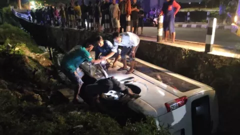 Minibus Kecelakaan di Porong, Bawa 19 Orang, Anak-Anak Menangis - GenPI.co JATIM