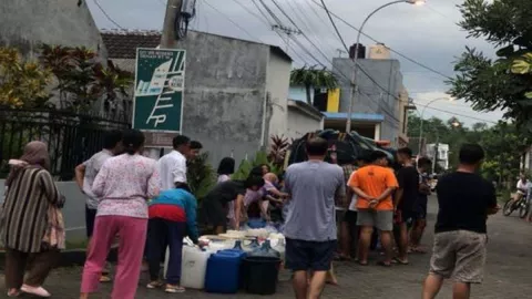 Air Mati di Kota Malang, Seorang Warga Mandi di Sungai - GenPI.co JATIM