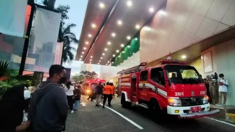 Tunjungan Plaza Terbakar, Asap Keluar di Lantai 5 - GenPI.co JATIM