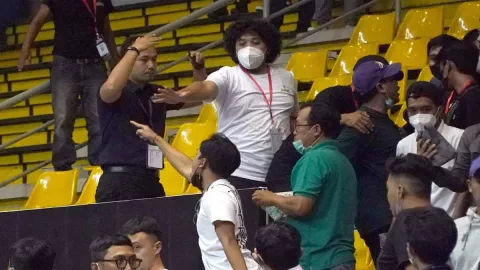 Pelatih Prawira Bandung Dapat Sanksi Berat Usai Lawan Dewa United Surabaya - GenPI.co JATIM