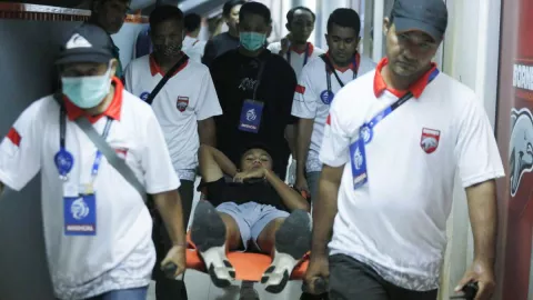 Koko Ari Cedera, Aji Santoso Protes Keras Keputusan Wasit - GenPI.co JATIM