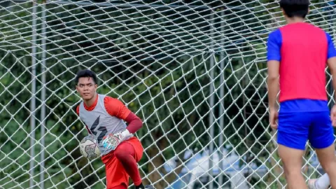Curhat Kiper Arema FC Usai Timnya Kalah dari PSM Makassar - GenPI.co JATIM