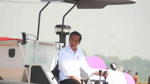 Jokowi Bagi Alsintan di Gresik, Bantu Petani Tingkatkan Produksi - GenPI.co JATIM