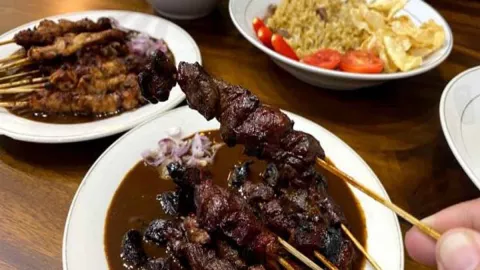 Mencicipi Sate Legendaris di Malang, Daging dan Bumbunya Buat Ketagihan - GenPI.co JATIM