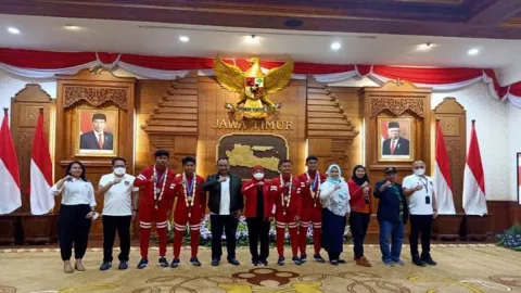 Juara Piala AFF U-16, Khofifah Beri Apresiasi 6 Penggawa Timnas Indonesia Asal Jatim - GenPI.co JATIM