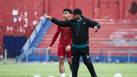 Pelatih Baru Persik Tak Terlihat Saat Hadapi PSM Makassar - GenPI.co JATIM