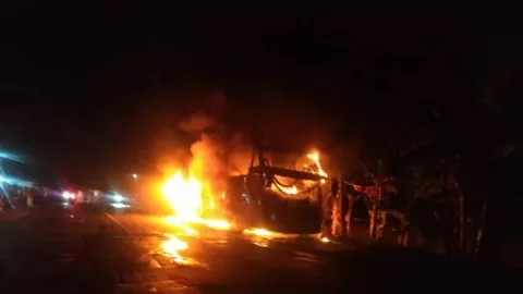 Fakta Bus Gunung Harta Terbakar di Situbondo, Diduga dari Powerbank - GenPI.co JATIM
