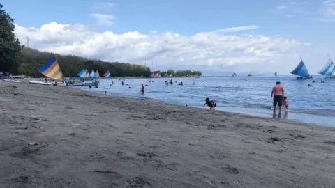 Pantai Pasir Putih Situbondo, Wisata Murah Meriah yang Asyik Dikunjungi - GenPI.co JATIM