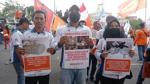 Demo Buruh di Surabaya Sindir Tangisan Puan Maharani, Menohok! - GenPI.co JATIM