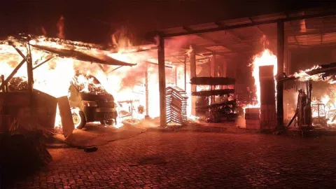 Gudang Mebel di Surabaya Ludes Terbakar, Penyebabnya Tak Terduga - GenPI.co JATIM