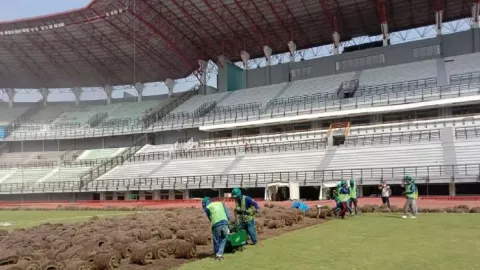 Aneh, Rumput Stadion Gelora Bung Tomo kok Belum Sesuai Standar FIFA - GenPI.co JATIM