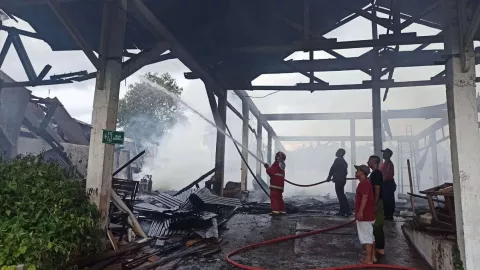 Pabrik Mebel di Banyuwangi Ludes Terbakar Dini Hari - GenPI.co JATIM