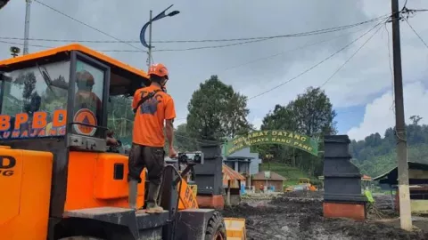 Alat Berat Mulai Bersihkan Material Longsor di 2 Desa Tengger, Lumajang - GenPI.co JATIM