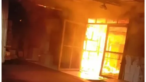 Kebakaran di Surabaya Hanguskan Gudang Roti - GenPI.co JATIM