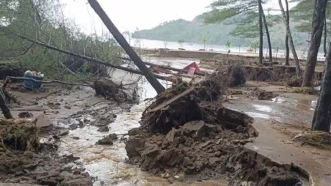 Cuaca Buruk, Akses ke Pantai Gemah Tulungagung Tertutup Longsor - GenPI.co JATIM