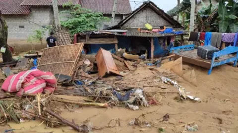 Kampung Nelayan Prigi Trenggalek Porak-poranda Diterjang Banjir Bandang - GenPI.co JATIM