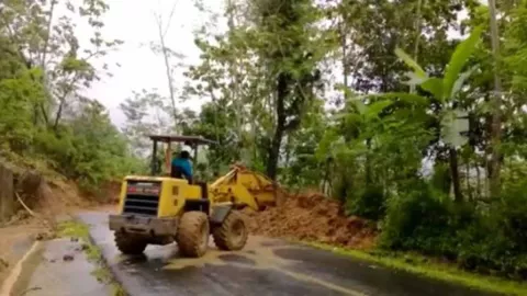 Pacitan Dilanda Tanah Longsor, Warga Khawatir Terjadi Bencana Susulan - GenPI.co JATIM