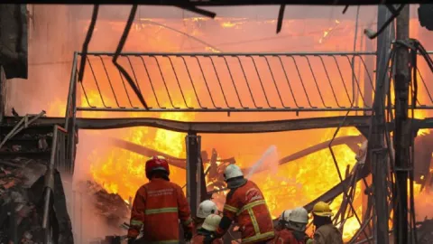 Kabakaran di Surabaya Hanguskan Ruko, Jalan Gembongan Ditutup - GenPI.co JATIM