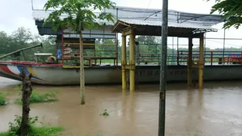 Ketinggian Air Mengkhawatirkan, Perahu Penyeberangan Sungai Brantas Disetop - GenPI.co JATIM