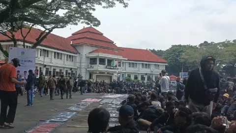 Aremania Lakukan Aksi Diam di Depan Balai Kota Malang, ini Tuntutannya - GenPI.co JATIM