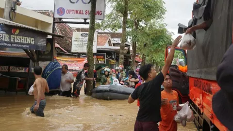 Banjir di Trenggalek Nyaris Lumpuhkan Aktivitas, Ternyata ini Penyebabnya - GenPI.co JATIM