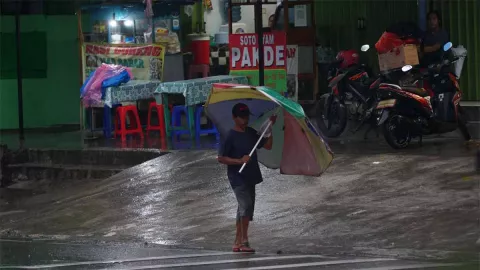 Cuaca Jawa Timur Hari Ini, Warga Surabaya dan Gresik Waspada Diguyur Hujan - GenPI.co JATIM