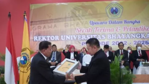 Irjen Pol (Purn) Anton Setiadji jadi Rektor Ubhara Surabaya, ini Profilnya - GenPI.co JATIM