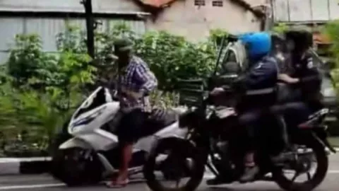 Viral! Pria di Surabaya Nekat Mencuri Kabel PT KAI, Aksinya Digagalkan Warga - GenPI.co JATIM