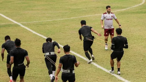 Cara Pelatih Madura United Menjaga Kondisi Psikis Pemain - GenPI.co JATIM